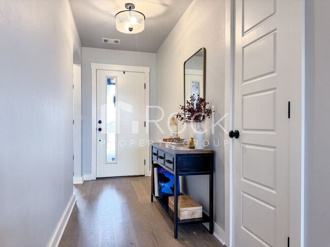Building Photo - 3-bedroom home with Storm Shelter in Westmoore area
