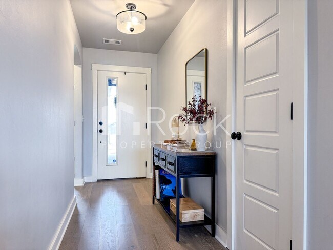 Foto del edificio - 3-bedroom home with Storm Shelter in Westmoore area