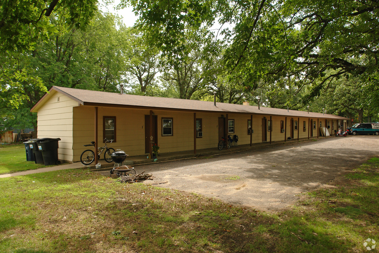 Building Photo - The Shady Oaks Apartments