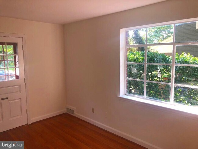Building Photo - 5020 Smallwood Dr