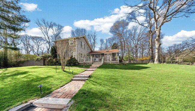 Foto del edificio - 1137 Springs Fireplace Rd