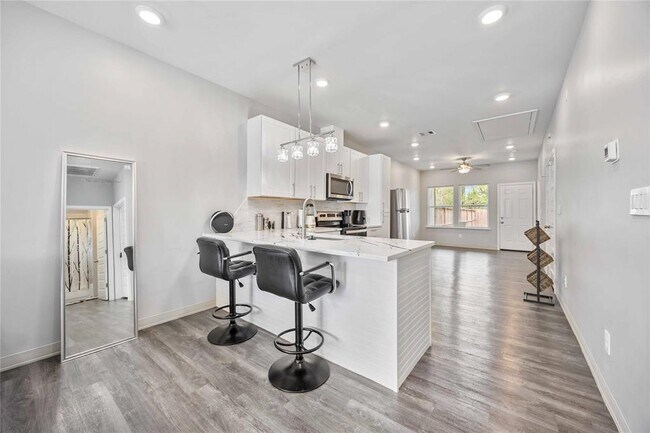 Foto del edificio - 8009 Sterlingshire St