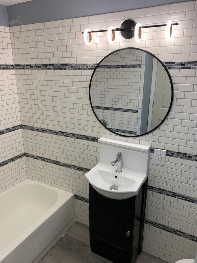 Building Photo - 4 bed/2 bath house in the heart of the Wes...