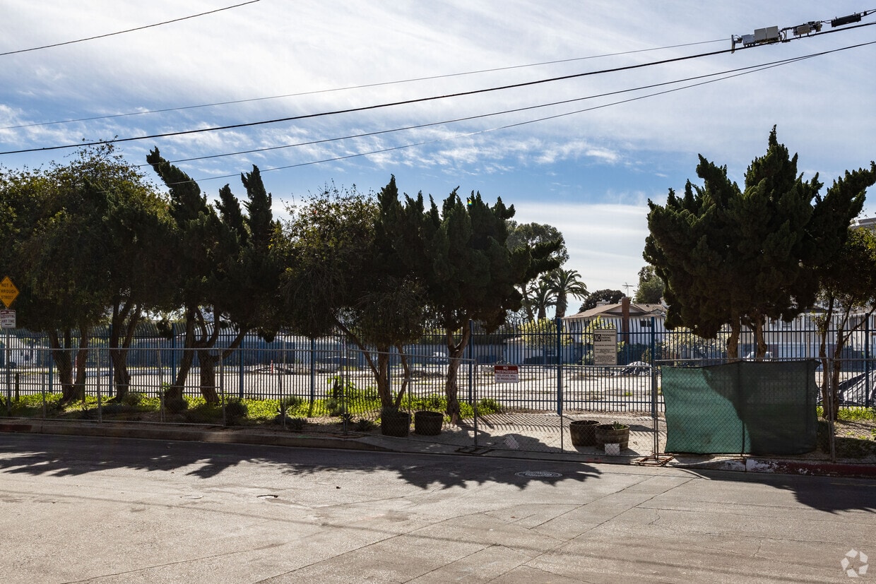 Building Photo - Thatcher Yard