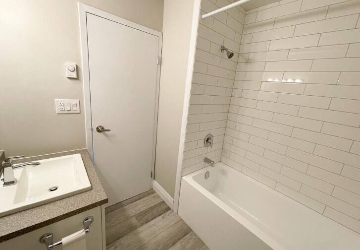 Photo du bâtiment - Hawthorn Place Apartments