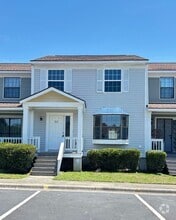 Building Photo - 912 Pineland Ave
