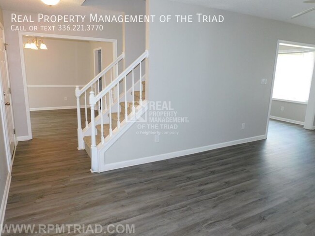 Building Photo - 3 Bedroom/2.5 Bath w/corner culdesac lot i...