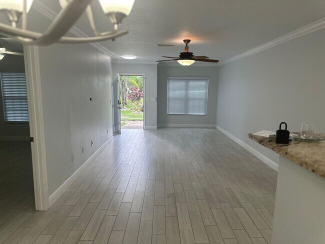 Foto del edificio - Beautiful 2/2. *NO CARPET* RECENTLY RENOVATED