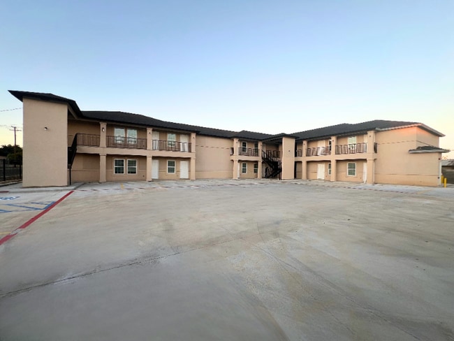 Building Photo - 2904 E Lyon St