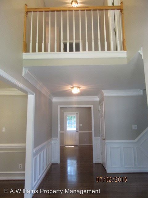 Building Photo - 8100 Hillcreek Dr