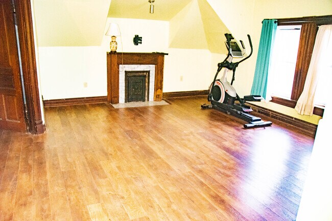 Living Room - 1331 S Floyd St