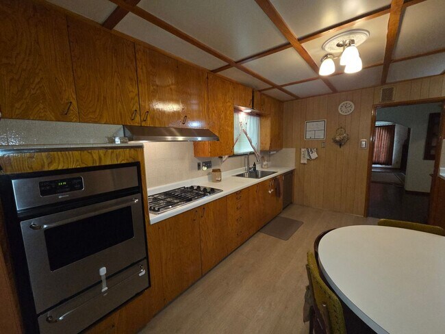 Foto del edificio - Spacious 2 Bedroom 2 Baths Spanish Charmer!