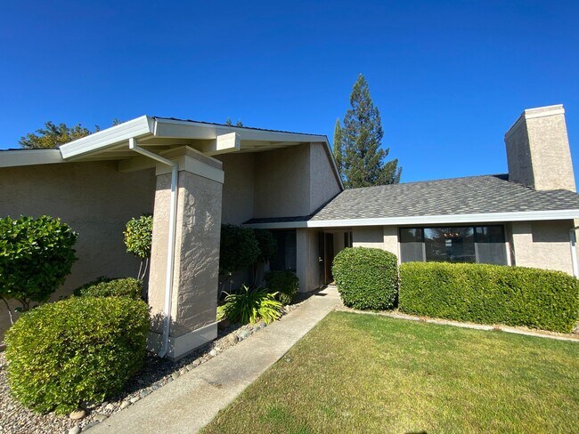 Foto del edificio - Well Maintained, Large Corner Lot