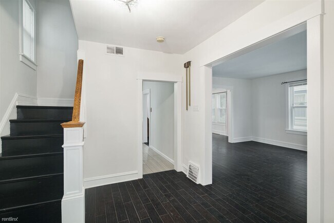 Building Photo - 3 br, 1 bath House - 208 Chestnut Street