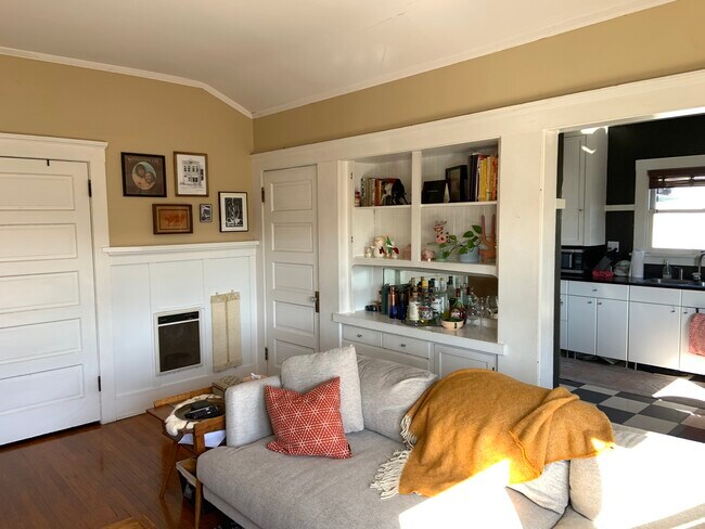 Built in shelves/drawers - 1938 Toberman St