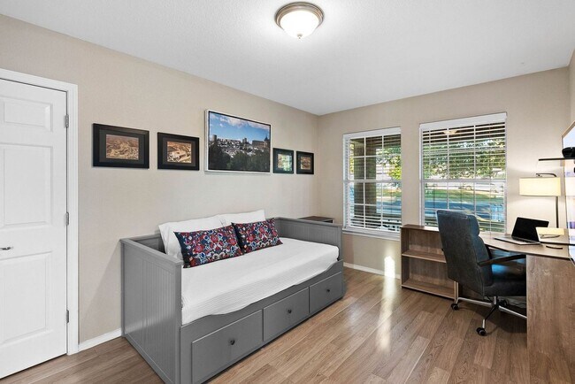 Foto del edificio - 6117 Los Cielos Blvd