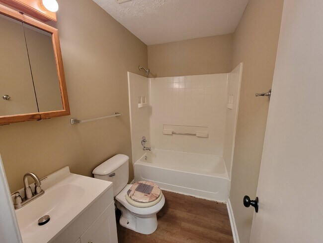 Building Photo - 4 BEDROOM WITH RENOVATIONS