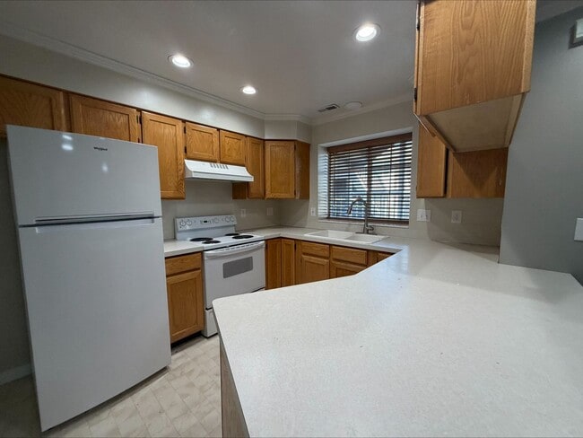 Building Photo - 390 W 4900 S