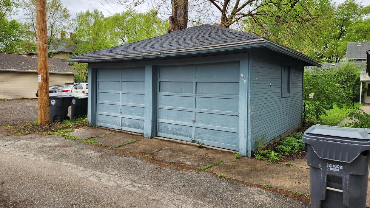 Building Photo - 211