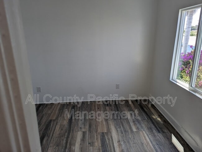 Building Photo - 8007 Holmes Ave