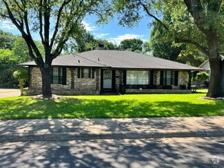 Building Photo - 2730 King Cole Dr