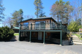 Building Photo - 94 Lakeshore Dr