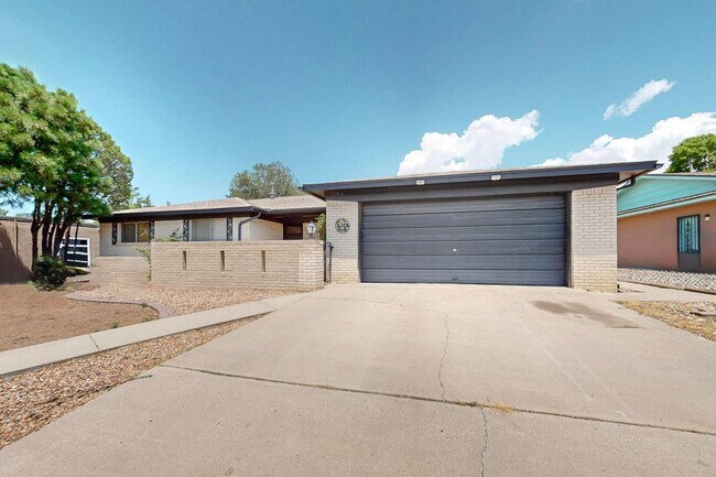 Foto del edificio - NE Brick Ranch 3/Bd 2/Ba 2 Cg 1782/sf