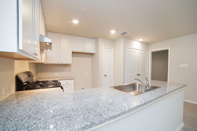 Building Photo - 3 Bedroom and 2 Bathroom home located in C...
