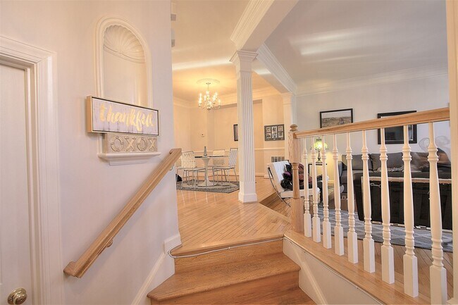 Building Photo - Spacious 4BR, 3.5BA Townhome in Cameron St...