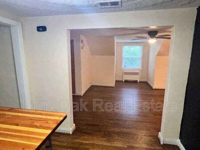Foto del edificio - 4615 Colonial Ave