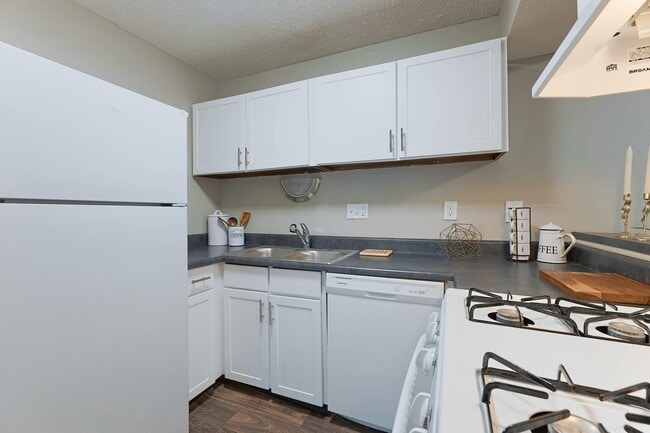 Kitchen - Crossing at Northpointe Apartments