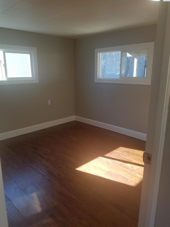 Building Photo - 905 Winslow Ave