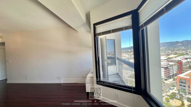 Foto del edificio - Stunning Large 1 Bedroom Exquisite Wood Fl...