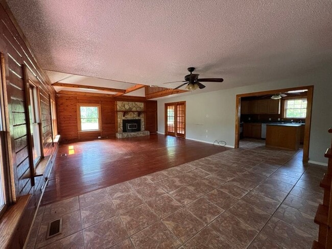 Building Photo - Spacious Log Cabin with Bonus Room. Countr...
