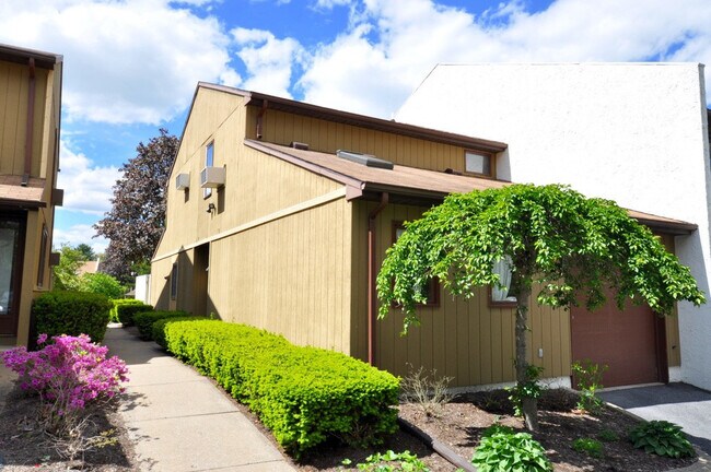 Building Photo - Easy Condo Living Close to Campus
