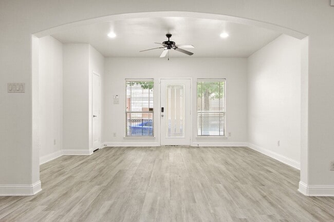 Building Photo - * MOVE IN SUMMER 7/25/2027 * 5 Bed 3 Bath, Short 5 Minute Walk to TCU Campus