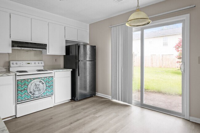 Building Photo - 3 bedroom townhome available in Whitfield ...