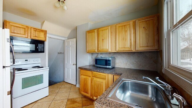 Foto del edificio - AVAILABLE AUGUST 1st, Cute, 2-story Duplex