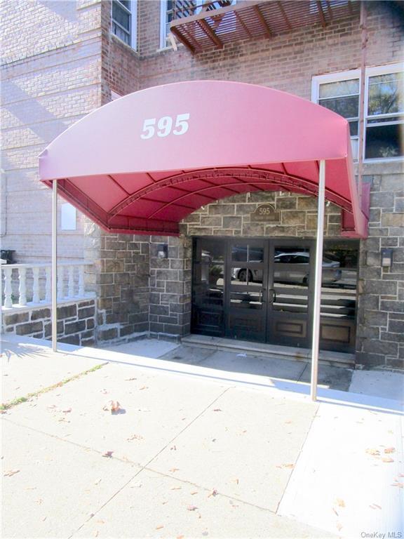 Foto principal - 595 McLean Ave