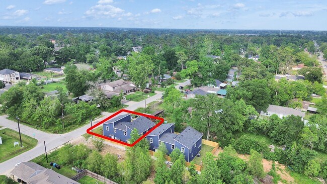 Foto del edificio - 8102 Crestview Dr