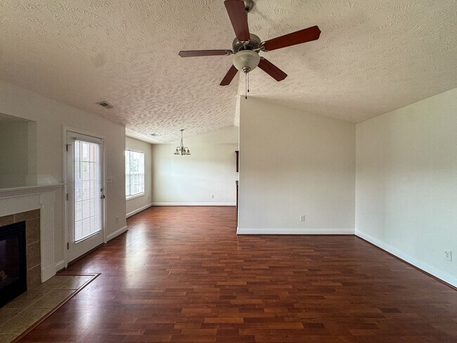Building Photo - Charming 3 Bed 2 Bath Home in Fayetteville