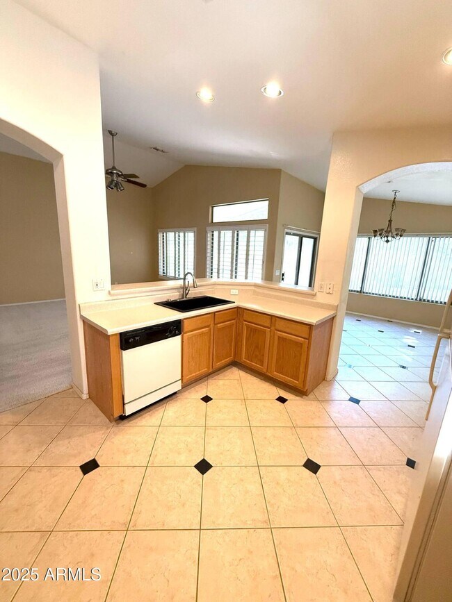 Building Photo - 374 W Oriole Way