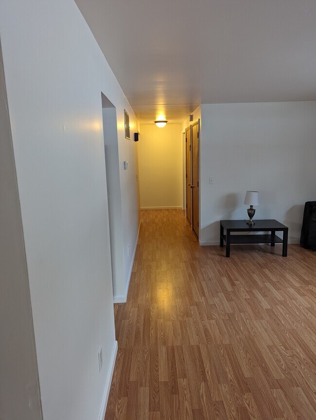 Living Room into hallway - 1533 Jones Plz