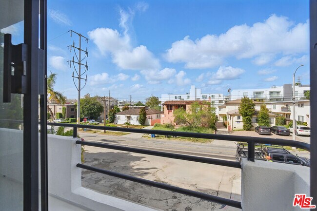 Foto del edificio - 1826 Overland Ave