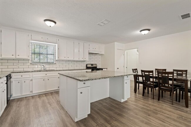 Building Photo - 3550 Mirror Ct