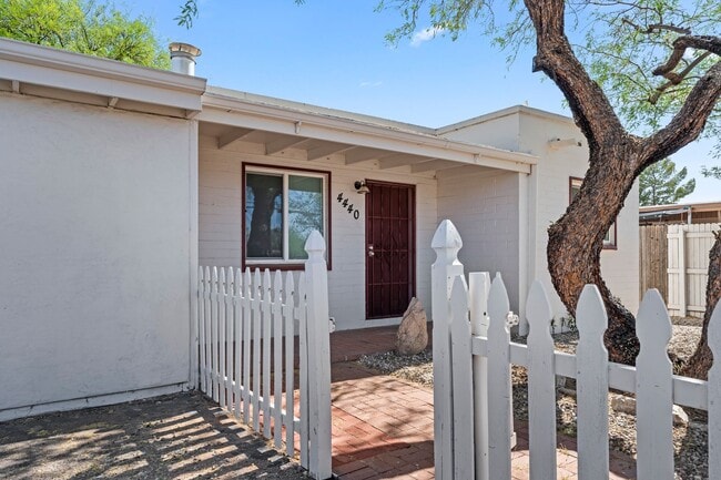 Building Photo - Charming central home