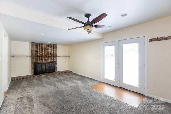 Foto del edificio - 1533 Bonnie Ln