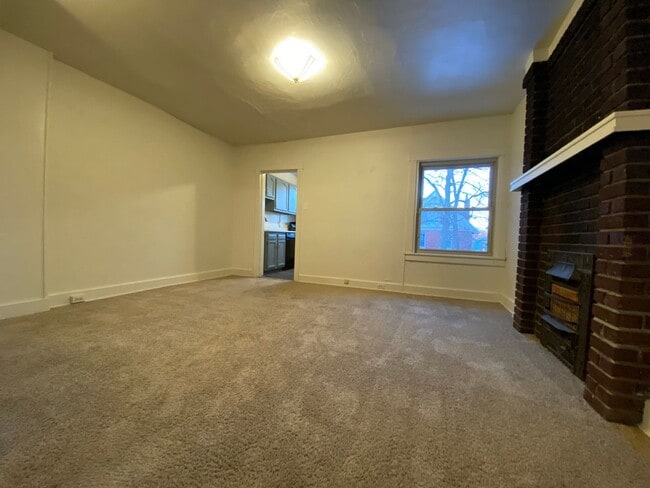 Foto del edificio - Updated 3 BR Apartment in Fantastic Squirrel Hill Location! CALL TODAY!