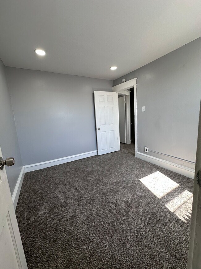 Foto del edificio - 7050 Clinton Rd