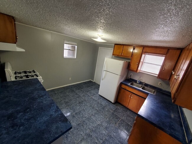 Building Photo - Newly Rehabbed 3 Bedroom 1 Bath COZY Home!!!!